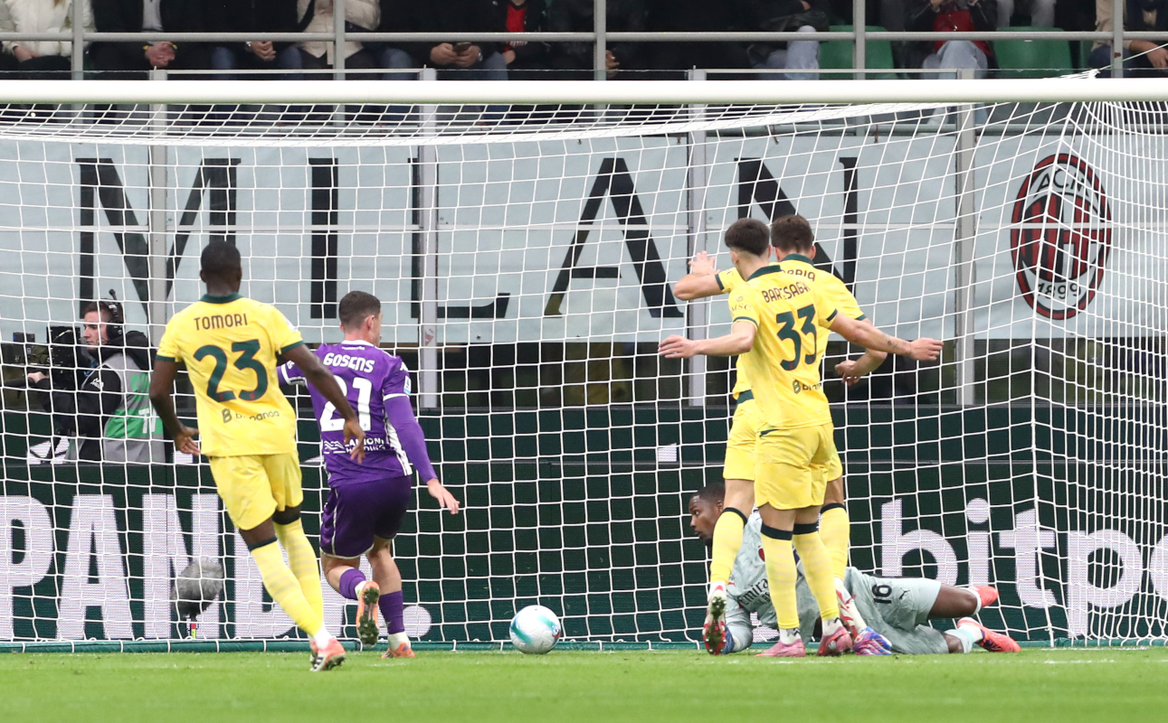 Serie A | AC Milan 2-1 Fiorentina: Rafael Leao and VAR send Rossoneri top MILAN, ITALY - OCTOBER 19: Robin Gosens of Fiorentina scores his team's first goal as Mike Maignan of AC Milan fails to make a save during the Serie A match between AC Milan and ACF Fiorentina at Giuseppe Meazza Stadium on October 19, 2025 in Milan, Italy. (Photo by Marco Luzzani/Getty Images)