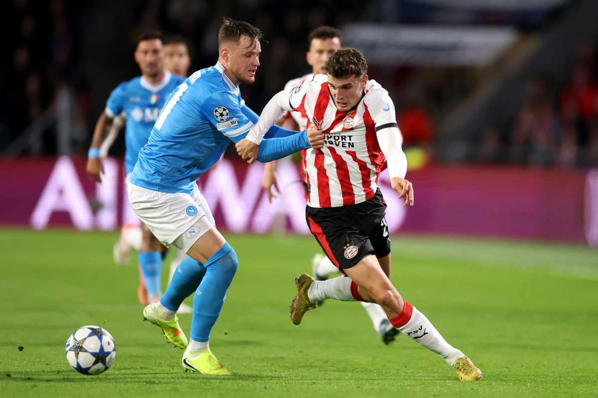 Champions League | PSV 6-2 Napoli: Conte's side collapse in Eindhoven EINDHOVEN, NETHERLANDS - OCTOBER 21: Guus Til of PSV Eindhoven is challenged by Sam Beukema of Napoli during the UEFA Champions League 2025/26 League Phase MD3 match between PSV Eindhoven and SSC Napoli at PSV Stadion on October 21, 2025 in Eindhoven, Netherlands. (Photo by Dean Mouhtaropoulos/Getty Images)
