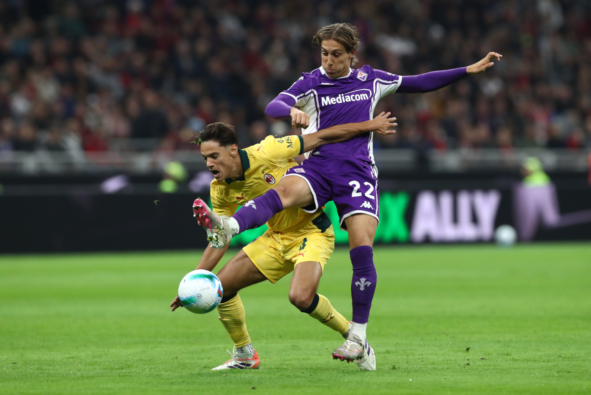 MILAN, ITALY - OCTOBER 19: Samuele Ricci of AC Milan is challenged by Jacopo Fazzini of Fiorentina during the Serie A match between AC Milan and ACF Fiorentina at Giuseppe Meazza Stadium on October 19, 2025 in Milan, Italy. (Photo by Marco Luzzani/Getty Images)