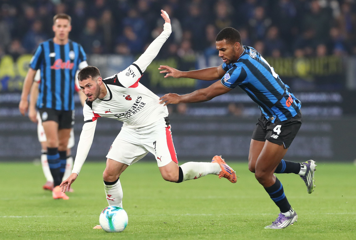 BERGAMO, ITALY - OCTOBER 28: Santiago Gimenez of AC Milan competes for the ball with Isak Hien of Atalanta BC during the Serie A match between Atalanta BC and AC Milan at New Balance Arena on October 28, 2025 in Bergamo, Italy. (Photo by Marco Luzzani/Getty Images)