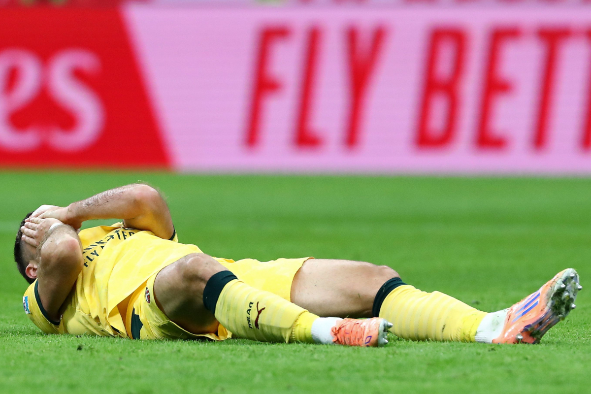 MILAN, ITALY - OCTOBER 19: Santiago Gimenez of AC Milan lies on the field during the Serie A match between AC Milan and ACF Fiorentina at Giuseppe Meazza Stadium on October 19, 2025 in Milan, Italy. (Photo by Marco Luzzani/Getty Images)