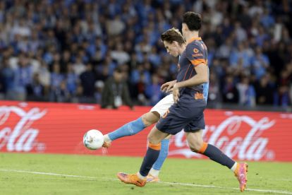 NAPLES, ITALY - OCTOBER 25: Scott McTominay of SSC Napoli scores his side's second goal during the Serie A match between SSC Napoli and FC Internazionale at Stadio Diego Armando Maradona on October 25, 2025 in Naples, Italy. (Photo by Francesco Pecoraro/Getty Images)