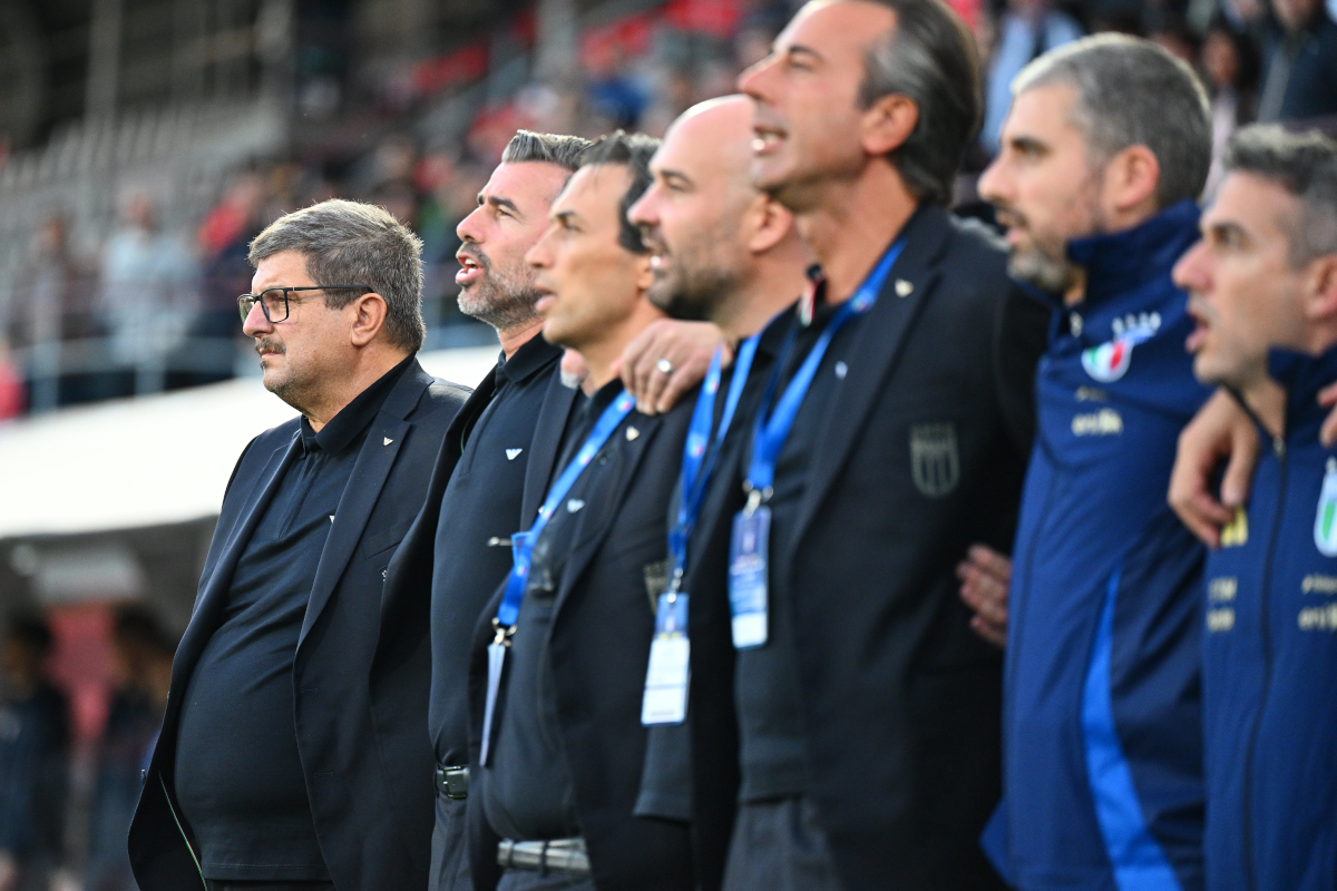 CREMONA, ITALIA - 14 DE OCTUBRE: El entrenador Silvio Baldini de Italia escucha el himno nacional durante el partido de clasificación de la UEFA Euro U21 entre Italia y Armenia en el Stadio Giovanni Zini el 14 de octubre de 2025 en Cremona, Italia. (Foto de Marco M. Mantovani/Getty Images)
