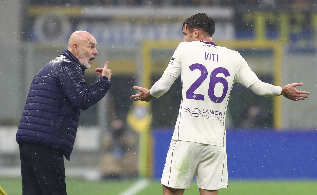 MILAN, ITALY - OCTOBER 29: ACF Fiorentina coach Stefano Pioli issues instructions to his player Mattia Viti during the Serie A match between FC Internazionale and ACF Fiorentina at Giuseppe Meazza Stadium on October 29, 2025 in Milan, Italy. (Photo by Marco Luzzani/Getty Images)