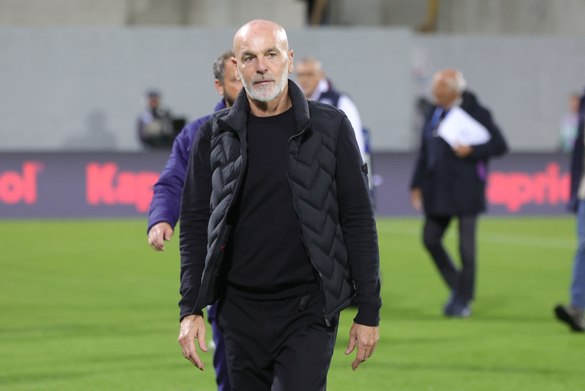 FLORENÇA, ITÁLIA - 26 DE OUTUBRO: Stefano Pioli, técnico da ACF Fiorentina, observa durante a partida da Série A entre ACF Fiorentina e Bologna FC 1909 no Artemio Franchi em 26 de outubro de 2025 em Florença, Itália. (Foto de Gabriel Mulanti/Getty Images)