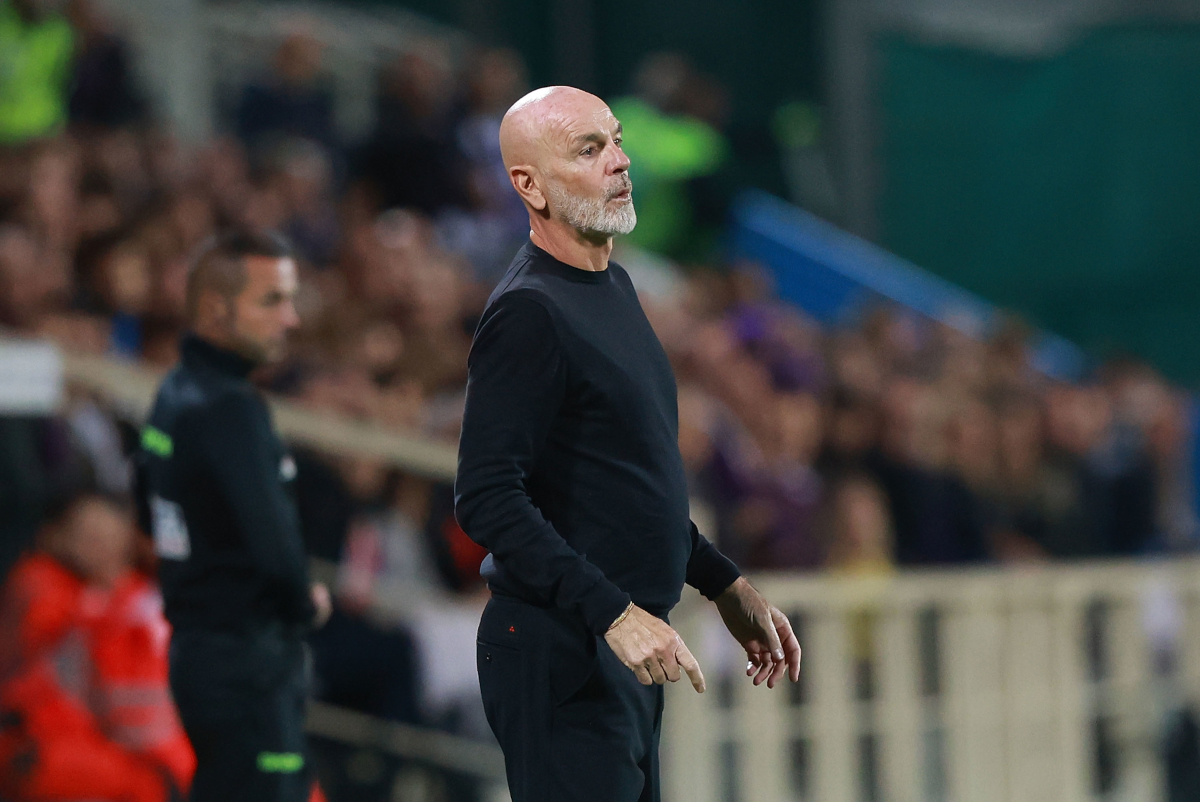 FLORENÇA, ITÁLIA - 26 DE OUTUBRO: Stefano Pioli, técnico da ACF Fiorentina, observa durante a partida da Série A entre ACF Fiorentina e Bologna FC 1909 no Artemio Franchi em 26 de outubro de 2025 em Florença, Itália. (Foto de Gabriel Mulanti/Getty Images)