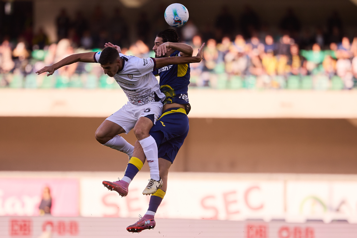 VERONA, ITALY - OCTOBER 26: Suat Serdar of Hellas Verona FC competes for the ball with Matteo Prati of Cagliari Calcio during the Serie A match between Hellas Verona FC and Cagliari Calcio at Stadio Marcantonio Bentegodi on October 26, 2025 in Verona, Italy. (Photo by Emmanuele Ciancaglini/Getty Images)