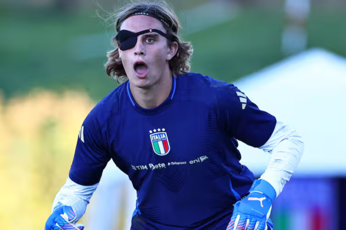 Tommaso Martinelli wears an eyepatch during Italy Under-21 training session (@skysport)