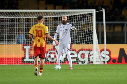 LECCE, ITALY - OCTOBER 28: Vanja Milinkovic-Savic of SSC Napoli gestures during the Serie A match between US Lecce and SSC Napoli at Stadio Via del Mare on October 28, 2025 in Lecce, Italy. (Photo by Maurizio Lagana/Getty Images)