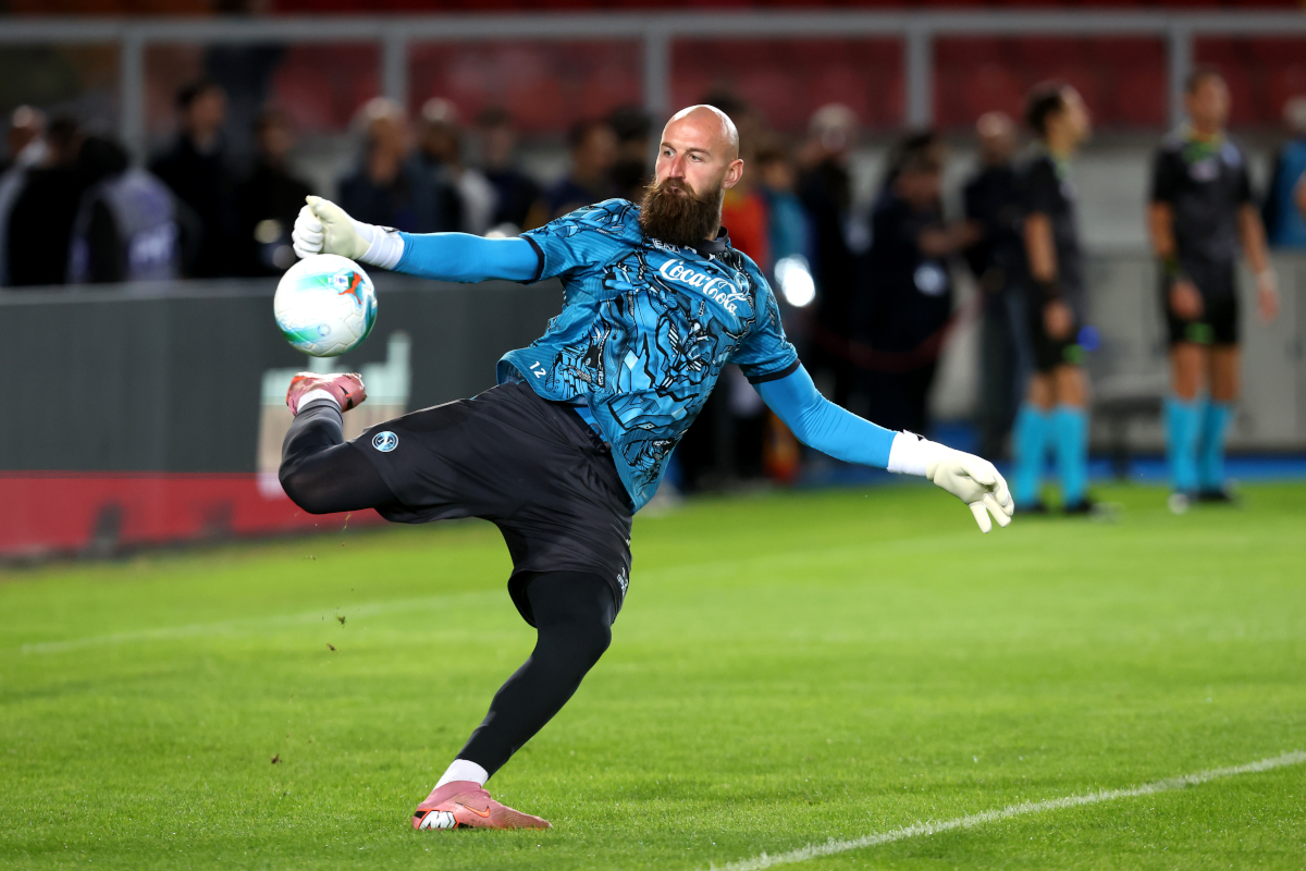 LECCE, ITALY - OCTOBER 28: Vanja Milinkovic-Savic of SSC Napoli warms up prior the Serie A match between US Lecce and SSC Napoli at Stadio Via del Mare on October 28, 2025 in Lecce, Italy. (Photo by Maurizio Lagana/Getty Images)