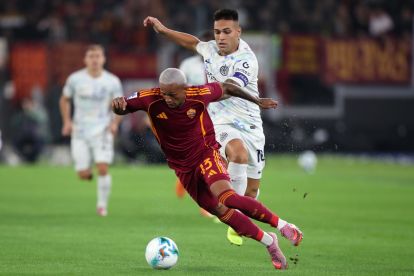 ROME, ITALIA - 18 OKTOBER: Wesley Franca dari AS Roma ditantang oleh Lautaro Martinez dari Internazionale selama pertandingan Serie A antara AS Roma dan Juventus FC di Stadion Olimpico pada 18 Oktober 2025 di Roma, Italia. (Foto oleh Paolo Bruno/Getty Images)
