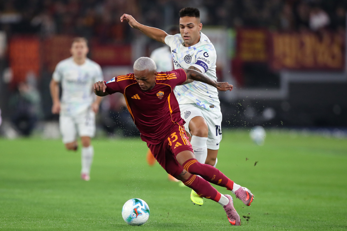 ROME, ITALY - OCTOBER 18: Wesley Franca of AS Roma is challenged by Lautaro Martinez of Internazionale during the Serie A match between AS Roma and Juventus FC at Olimpico Stadium on October 18, 2025 in Rome, Italy. (Photo by Paolo Bruno/Getty Images)
