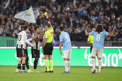 ROMA, ITALIA - 26 OKTOBER: Weston McKennie dari Juventus mendapat kartu kuning oleh wasit Andrea Colombo saat pertandingan Serie A antara SS Lazio dan Juventus FC di Stadio Olimpico pada 26 Oktober 2025 di Roma, Italia. (Foto oleh Paolo Bruno/Getty Images)