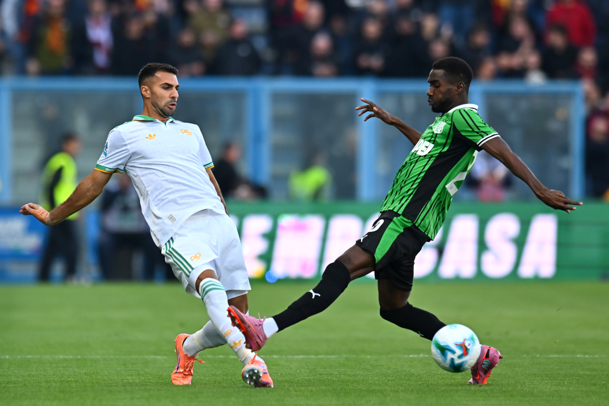 SASSUOLO, ITALY - OCTOBER 26: Zeki Celik of AS Roma passes the ball whilst under pressure from Alieu Fadera of Sassuolo during the Serie A match between US Sassuolo Calcio and AS Roma at Mapei Stadium Citta del Tricolore on October 26, 2025 in Sassuolo, Italy. (Photo by Alessandro Sabattini/Getty Images)