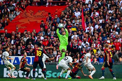 GENOA, ITALY - OCTOBER 19: Zion Suzuki of Parma (center) is seen in action during the Serie A match between Genoa CFC and Parma Calcio 1913 at Stadio Luigi Ferraris on October 19, 2025 in Genoa, Italy. (Photo by Simone Arveda/Getty Images)