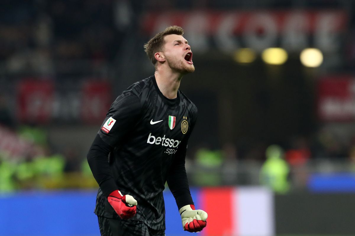 MILAN, ITALY - APRIL 02: Josep Martinez of FC Internazionale celebrates after his teammate Hakan Calhanoglu scored his side's first goal during the Coppa Italia Semi Final match between AC Milan and FC Internazionale at Stadio Giuseppe Meazza on April 02, 2025 in Milan, Italy. (Photo by Marco Luzzani/Getty Images)