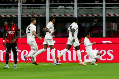 MILAN, ITALIA - 24 OKTOBER: Juan Cuadrado dari Pisa SC merayakan gol pertama timnya dalam pertandingan Serie A antara AC Milan dan Pisa SC di Stadion Giuseppe Meazza pada 24 Oktober 2025 di Milan, Italia. (Foto oleh Marco Luzzani/Getty Images)