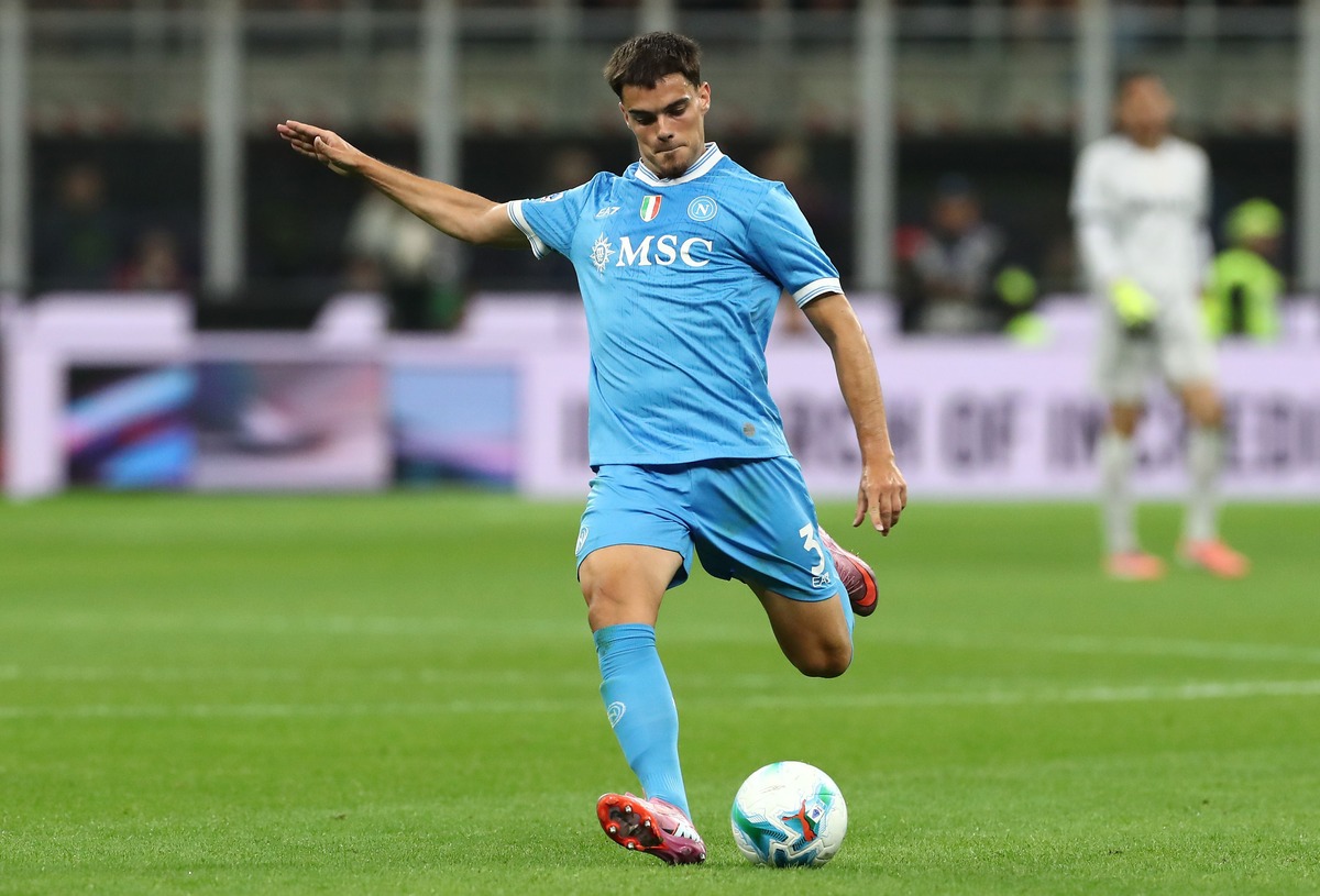  Miguel Gutierrez of SSC Napoli in action during the Serie A match between AC Milan and SSC Napoli at Giuseppe Meazza Stadium on September 28, 2025 in Milan, Italy. (Photo by Marco Luzzani/Getty Images)