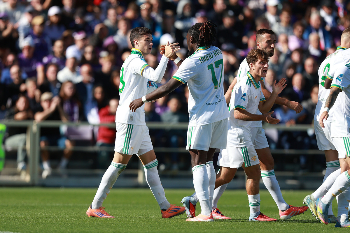 Florence, Itália - 8 de outubro: Asf Fiorentina e Roma como Roma comemoraram como Roma Matias Sole em Florença, na Itália, em 8 de outubro de 2021 na Fiorentina ACF e Artemio. (Foto Gabriel Multinty/Getty Image)