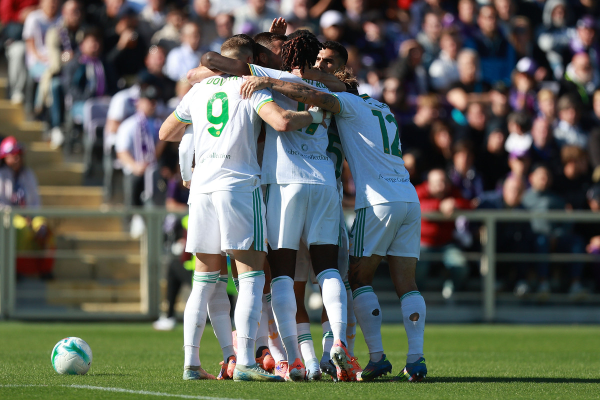 Florence, Itália - 8 de outubro: Asf Fiorentina e Roma como Roma comemoraram como Roma Matias Sole em Florença, na Itália, em 8 de outubro de 2021 na Fiorentina ACF e Artemio. (Foto Gabriel Multinty/Getty Image)