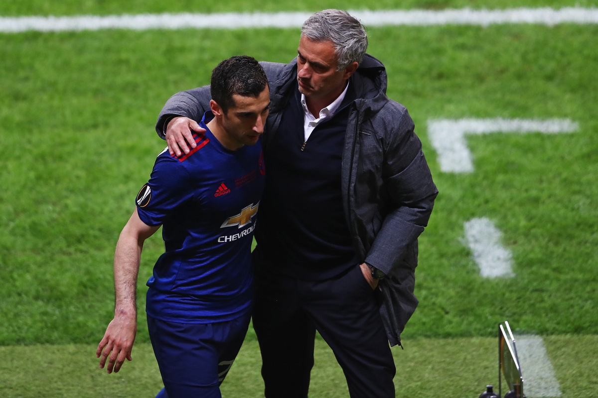 SZTOKHOLM, SZWECJA – 24 MAJA: Henrikh Mkhitaryan z Manchesteru United i Jose Mourinho, menadżer Manchesteru United obejmują się po tym, jak został pokonany podczas finału Ligi Europejskiej UEFA pomiędzy Ajaxem i Manchesterem United w Friends Arena 24 maja 2017 r. w Sztokholmie, Szwecja. (Zdjęcie: Alex Grimm/Getty Images)