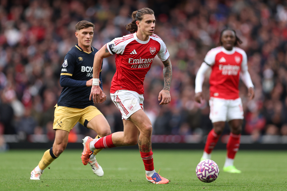 LONDON, ENGLAND - OCTOBER 04: Riccardo Calafiori of Arsenal and Italy runs with the ball during the Premier League match between Arsenal and West Ham United at Emirates Stadium on October 04, 2025 in London, England. (Photo by Alex Pantling/Getty Images)