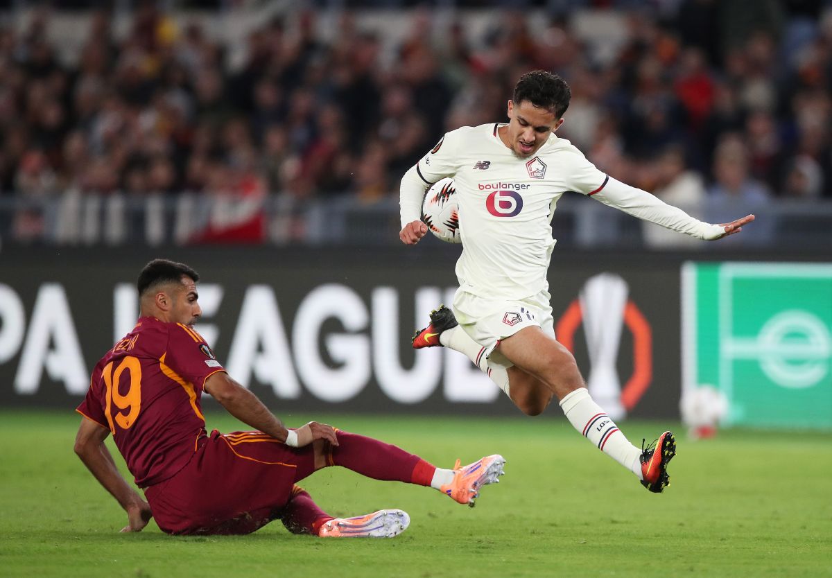 Jugadores de Roma y Lille en disputa por el balón en la Europa League