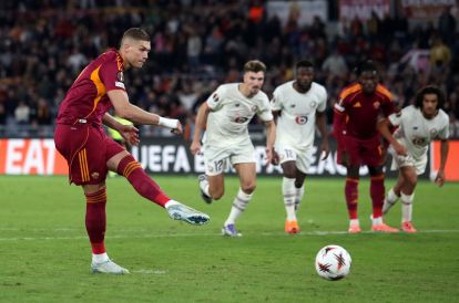 ROME, ITALY - OCTOBER 02: Artem Dovbyk of AS Roma misses a penalty during the UEFA Europa League 2025/26 League Phase MD2 match between AS Roma and LOSC Lille at Stadio Olimpico on October 02, 2025 in Rome, Italy. (Photo by Paolo Bruno/Getty Images)