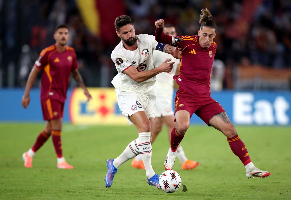 Roma, Italia - 02 de octubre: Olivier Giroud de LOSC Lille desafía a Kostas Tsimikas de AS Roma durante la UEFA Europa League 2025/26 Liga Fase MD2 partido entre Roma y Losc Lille en Stadio Olimpico el 02 de octubre de 2025 en Roma, Italia. (Foto de Paolo Bruno/Getty Images)