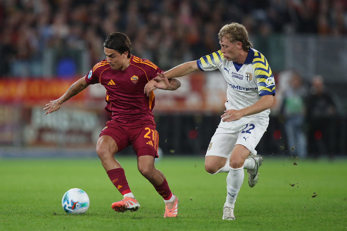 ROME, ITALY - OCTOBER 29: Paulo Dybala of AS Roma controls the ball against Oliver Sorensen Jensen of Parma Calcio 1913 during the Serie A match between AS Roma and Parma Calcio 1913 at Stadio Olimpico on October 29, 2025 in Rome, Italy. (Photo by Paolo Bruno/Getty Images)