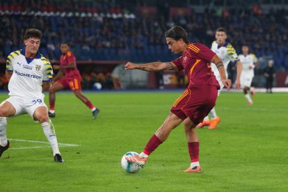 ROME, ITALIA - 29 OKTOBER: Paulo Dybala dari AS Roma mengoper bola pada pertandingan Serie A antara AS Roma dan Parma Calcio 1913 di Stadio Olimpico pada 29 Oktober 2025 di Roma, Italia. (Foto oleh Paolo Bruno/Getty Images)