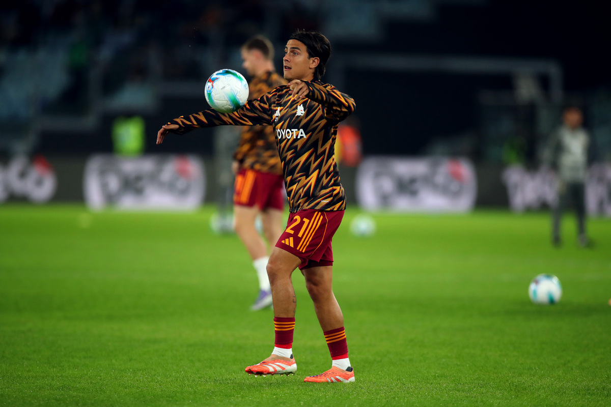 ROME, ITALY - OCTOBER 29: Paulo Dybala of AS Roma in action during the warm up before the Serie A match between AS Roma and Parma Calcio 1913 at Stadio Olimpico on October 29, 2025 in Rome, Italy. (Photo by Paolo Bruno/Getty Images)