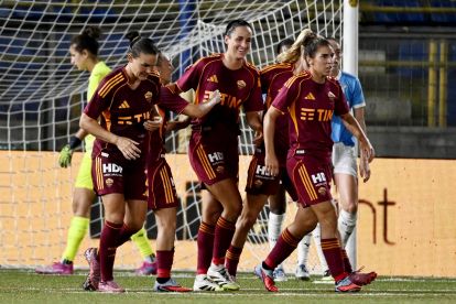Castellammare Di Stabia, Italia - 23 September: Evelin Viens of Roma Women merayakan gol ketiga dengan rekan -rekan timnya selama semifinal Piala Wanita Serie A antara As Roma dan SS Lazio pada 23 September 2025 di Castellammare Di Stabia, Italia. (Foto oleh Marco Rosi - SS Lazio/Getty Images)