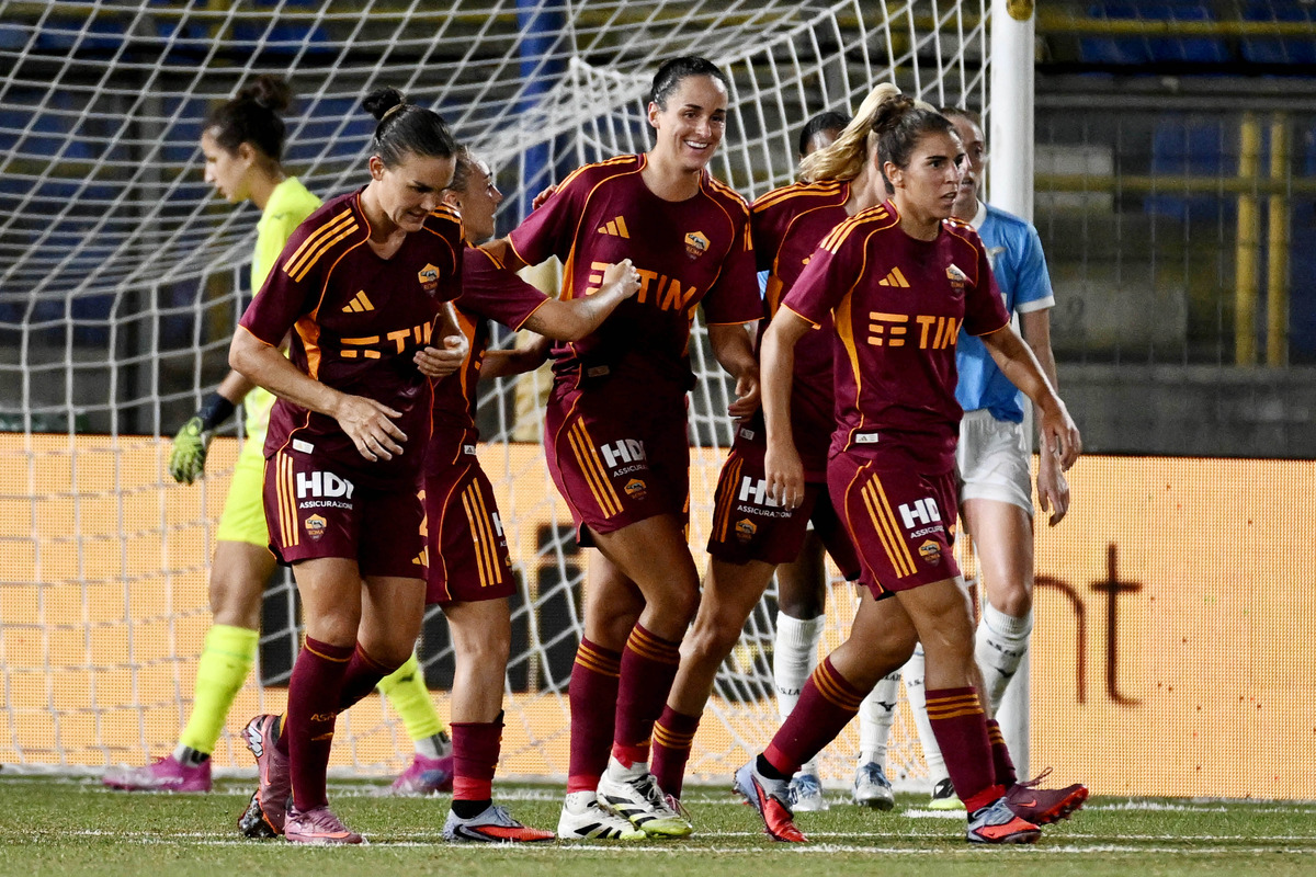 CASELLAMA DE ESTABIA, Itália - 28 de setembro: O Avelin Viens, feminino da Roma, celebra o terceiro gol com seus companheiros de equipe em Seri e SS Lazio em 23 de setembro de 2025 em D Stabia em Cassellama, na Itália. (Foto Marco Rossi - SS Lazio/Getty Fig.)