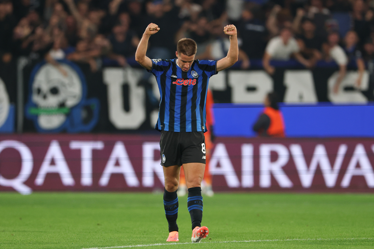 BERGAMO, Italie - 30 septembre: Mario Pasalic d'Atalanta célèbre au coup de sifflet final du match de phase de ligue MD2 de la Ligue des champions de l'UEFA. (Photo de Timothy Rogers / Getty Images)