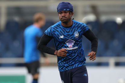 BERGAMO, ITALY - SEPTEMBER 30: Ademola Lookman of Atalanta warms up prior to the UEFA Champions League 2025/26 League Phase MD2 match between Atalanta BC and Club Brugge KV at Stadio di Bergamo on September 30, 2025 in Bergamo, Italy. (Photo by Timothy Rogers/Getty Images)