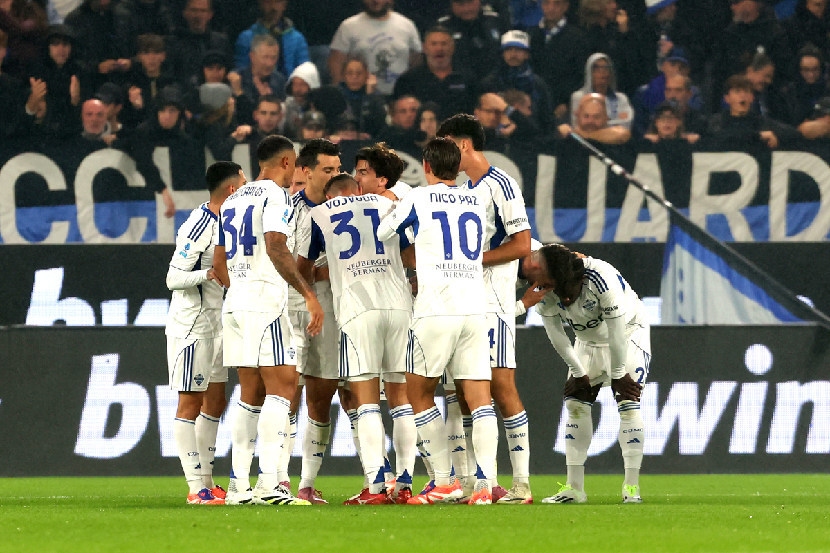 BÉRGAMO, ITALIA - 4 DE OCTUBRE: Maximo Perrone de Como 1907 celebra después de marcar el gol igualador de su equipo durante el partido de Serie A entre Atalanta BC y Como 1907 en el estadio Gewiss el 4 de octubre de 2025 en Bérgamo, Italia. (Foto de Maurizio Lagana/Getty Images)