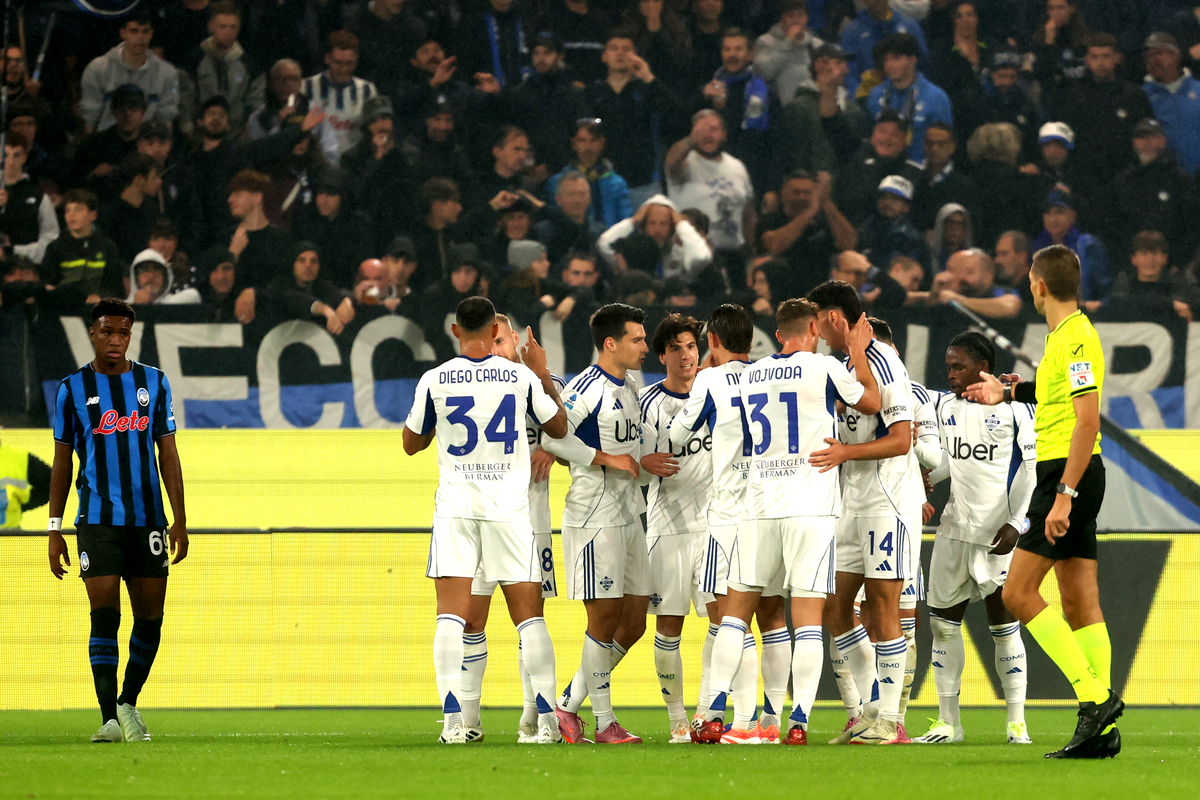 BERGAMO, Italia - 04 Oktober: Maximo Perrone dari Como 1907 merayakan setelah mencetak gol penyama timnya selama pertandingan Serie A antara Atalanta BC dan Como 1907 di Stadion Gewiss pada 04 Oktober 2025 di Bergamo, Italia. (Foto oleh Maurizio Lagana/Getty Images)