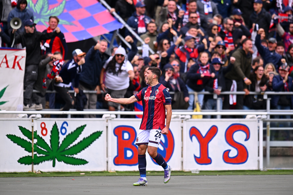  Nicolo Cambiaghi of Bologna FC 1909 celebrates scoring his team's first goal during the Serie A match between Bologna FC 1909 and Pisa SC at Renato Dall'Ara Stadium on October 05, 2025 in Bologna, Italy. (Photo by Alessandro Sabattini/Getty Images)