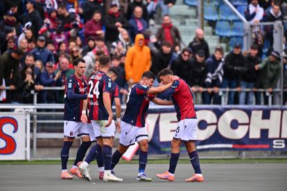 BOLOGNA, ITALY - OCTOBER 05: Nicolo Cambiaghi of Bologna FC 1909 celebrates scoring his team's first goal with teammates during the Serie A match between Bologna FC 1909 and Pisa SC at Renato Dall'Ara Stadium on October 05, 2025 in Bologna, Italy. (Photo by Alessandro Sabattini/Getty Images)