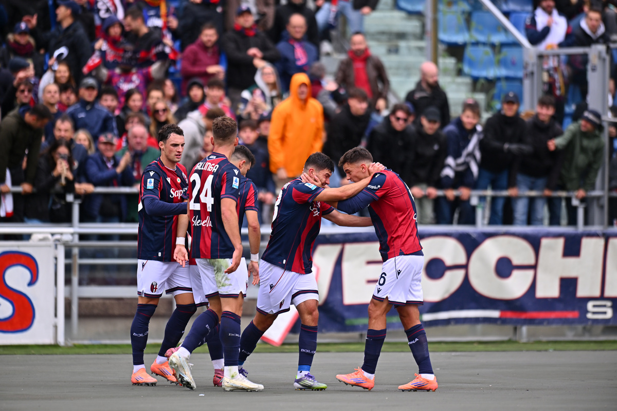  Nicolo Cambiaghi of Bologna FC 1909 celebrates scoring his team's first goal with teammates during the Serie A match between Bologna FC 1909 and Pisa SC at Renato Dall'Ara Stadium on October 05, 2025 in Bologna, Italy. (Photo by Alessandro Sabattini/Getty Images)