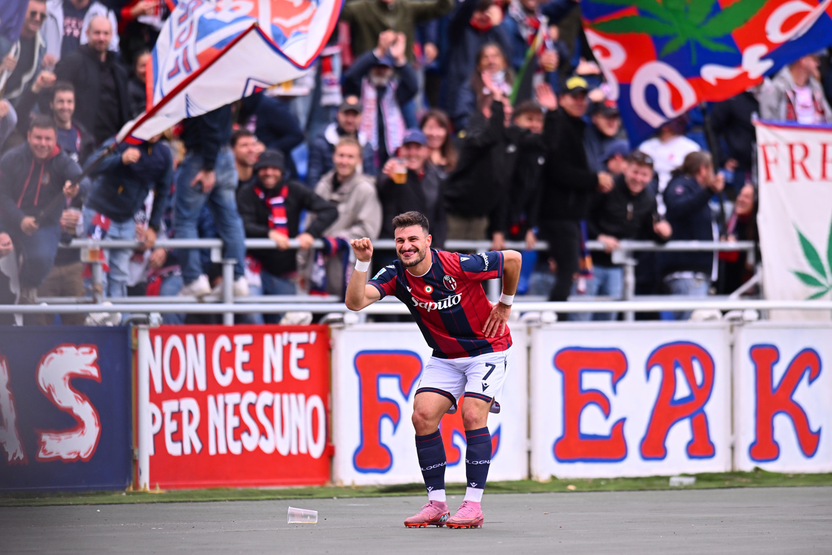  Riccardo Orsolini of Bologna FC 1909 celebrates scoring his team's third goal during the Serie A match between Bologna FC 1909 and Pisa SC at Renato Dall'Ara Stadium on October 05, 2025 in Bologna, Italy. (Photo by Alessandro Sabattini/Getty Images)