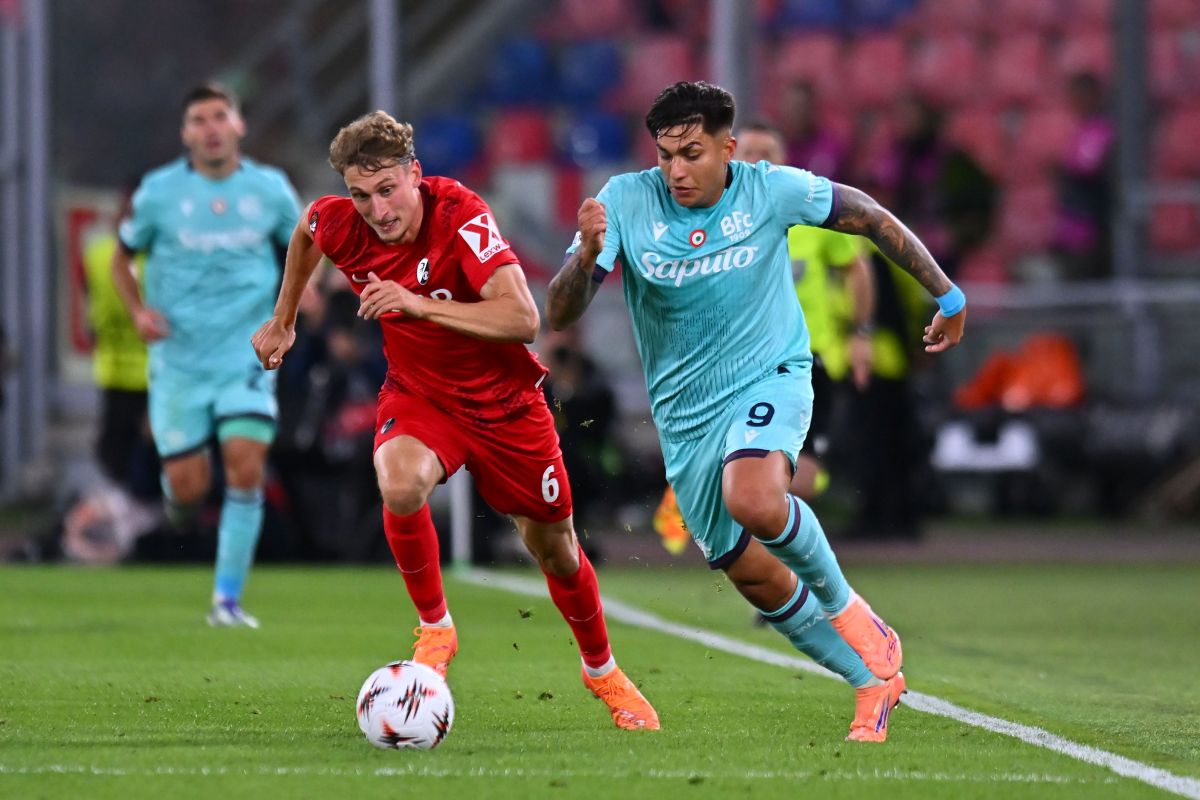 BOLOGNA, ITALY - OCTOBER 02: Patrick Osterhage of SC Freiburg competes for the ball with Santiago Castro of Bologna FC during the UEFA Europa League 2025/26 League Phase MD2 match between Bologna FC 1909 and SC Freiburg at Stadio Renato Dall'Ara on October 02, 2025 in Bologna, Italy. (Photo by Alessandro Sabattini/Getty Images)