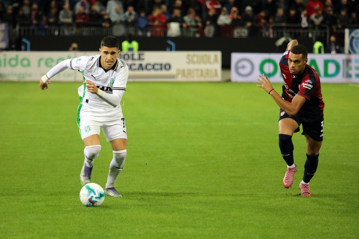CAGLIARI, ITALY - OCTOBER 30: Cristian Volpato of Sassuolo in contrast with Riyad Idrissi of Cagliari during the Serie A match between Cagliari Calcio and US Sassuolo Calcio at Stadio Sant'Elia on October 30, 2025 in Cagliari, Italy. (Photo by Enrico Locci/Getty Images)