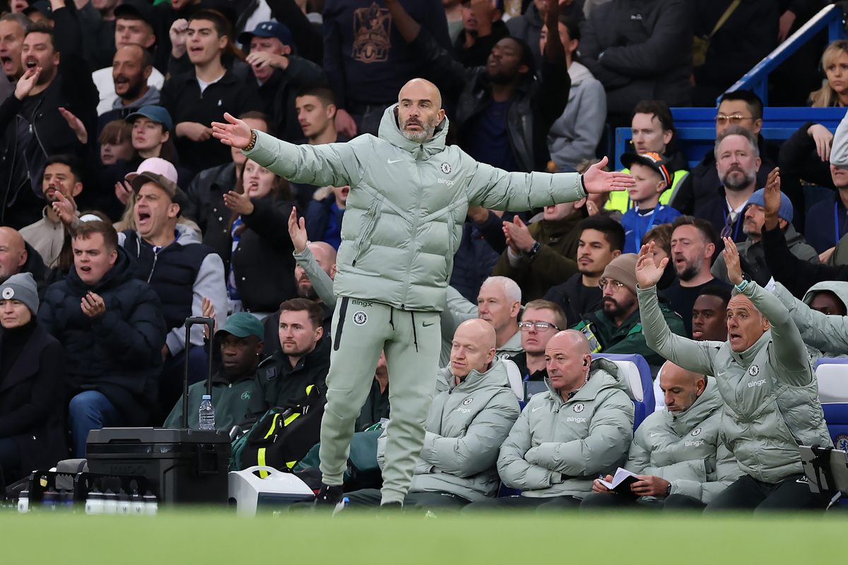 LONDRES, INGLATERRA - 04 DE OUTUBRO: Enzo Maresca, técnico do Chelsea, reage durante a partida da Premier League entre Chelsea e Liverpool em Stamford Bridge em 04 de outubro de 2025 em Londres, Inglaterra. (Foto de Justin Setterfield/Getty Images)