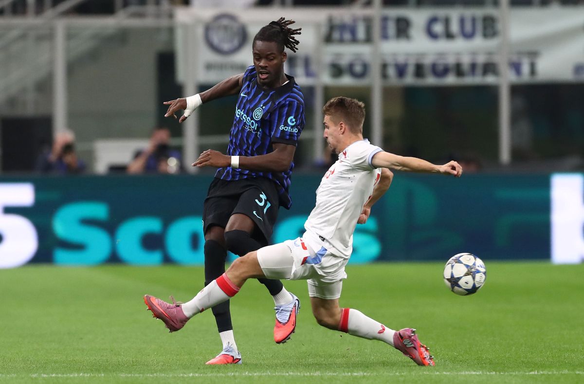 MILAN, ITALY - SEPTEMBER 30: Yann Aurel Bisseck of FC Internazionale competes for the ball with Michal Sadilek of SK Slavia Praha during the UEFA Champions League 2025/26 League Phase MD2 match between FC Internazionale Milano and SK Slavia Praha at Stadio San Siro on September 30, 2025 in Milan, Italy. (Photo by Marco Luzzani/Getty Images)