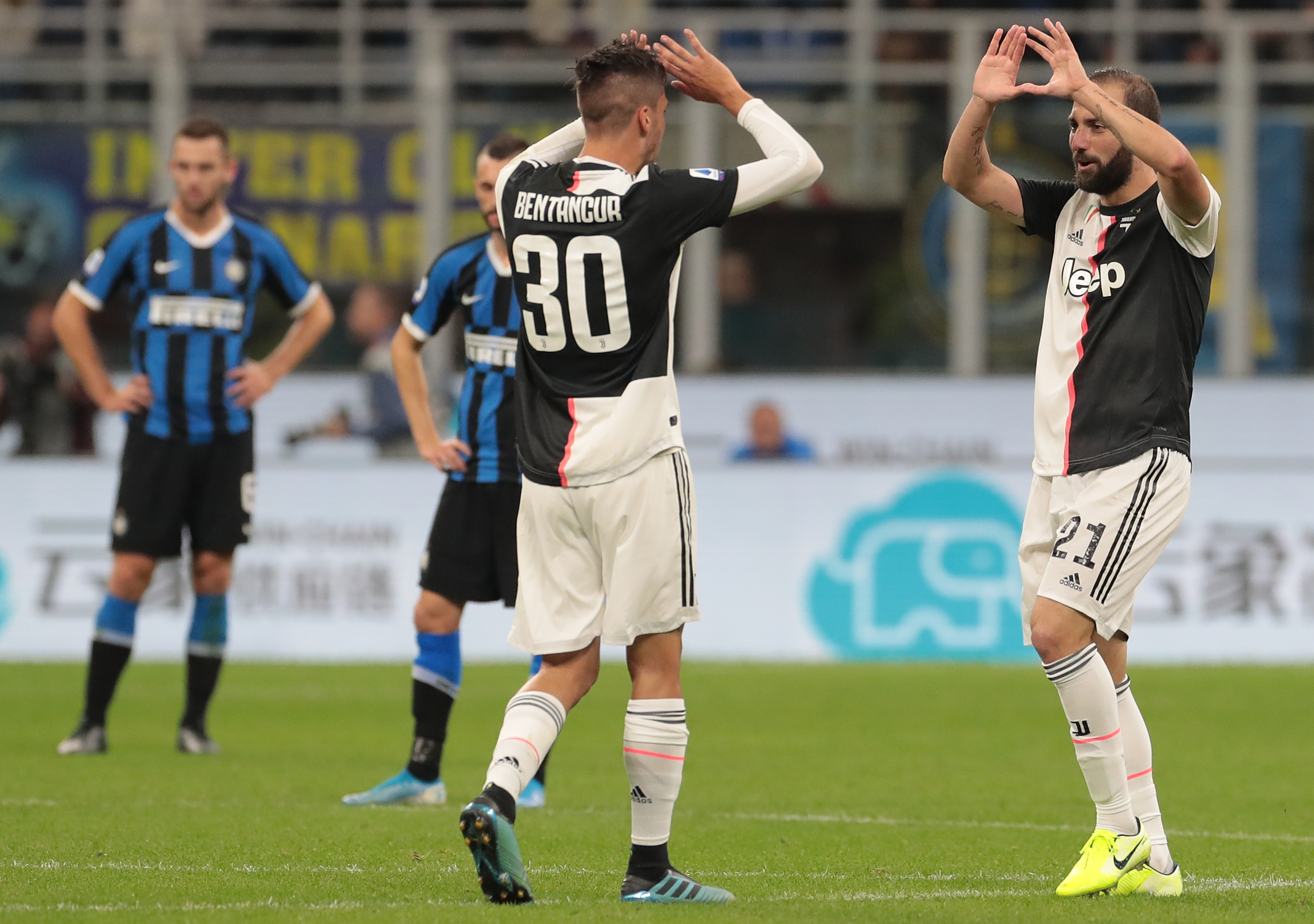 MILAN, ITALY - OCTOBER 06: Gonzalo Higuain of Juventus celebrates his goal with his team-mate Rodrigo Bentancur during the Serie A match between FC Internazionale and Juventus at Stadio Giuseppe Meazza on October 6, 2019 in Milan, Italy. (Photo by Emilio Andreoli/Getty Images)