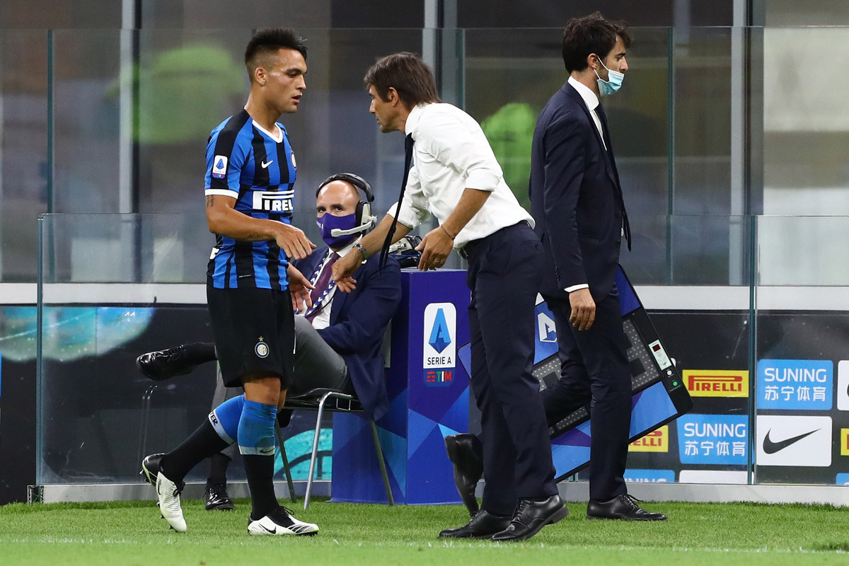 MILAN, ITALY - JULY 13:  FC Internazionale coach Antonio Conte (R) shakes hands with Lautaro Martinez (L) during the Serie A match between FC Internazionale and Torino FC at Stadio Giuseppe Meazza on July 13, 2020 in Milan, Italy.  (Photo by Marco Luzzani/Getty Images)