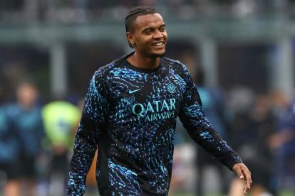 Milan, Italia - 04 Oktober: Manuel Akanji dari Internazionale menghangat sebelum pertandingan Serie A antara FC Internazionale dan Cremonese AS di Stadion Giuseppe Meazza pada 04 Oktober 2025 di Milan, Italia. (Foto oleh Marco Luzzani/Getty Images)