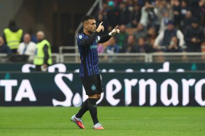 MILAN, ITALIA - 04 OKTOBER: Lautaro Martinez dari Internazionale merayakan gol pertama timnya dalam pertandingan Serie A antara FC Internazionale dan US Cremonese di Stadion Giuseppe Meazza pada 04 Oktober 2025 di Milan, Italia. (Foto oleh Marco Luzzani/Getty Images)